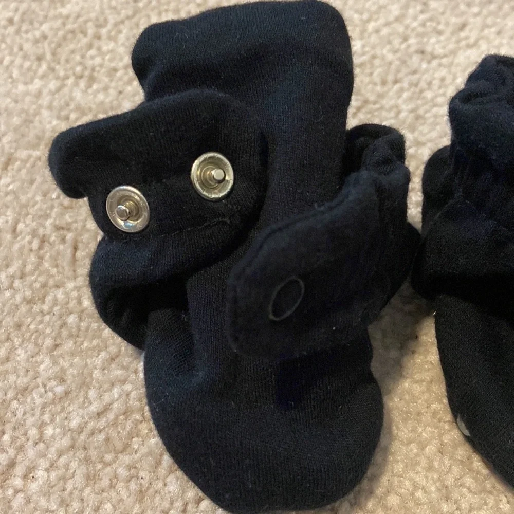 𝅺zutano Black Baby Shoes 3M